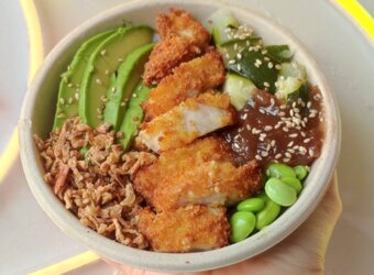 Poke de pollo crujiente